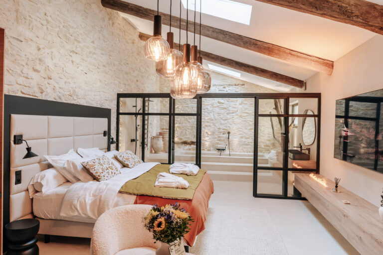 Grange transformée en love room à Tavel, dans le Gard