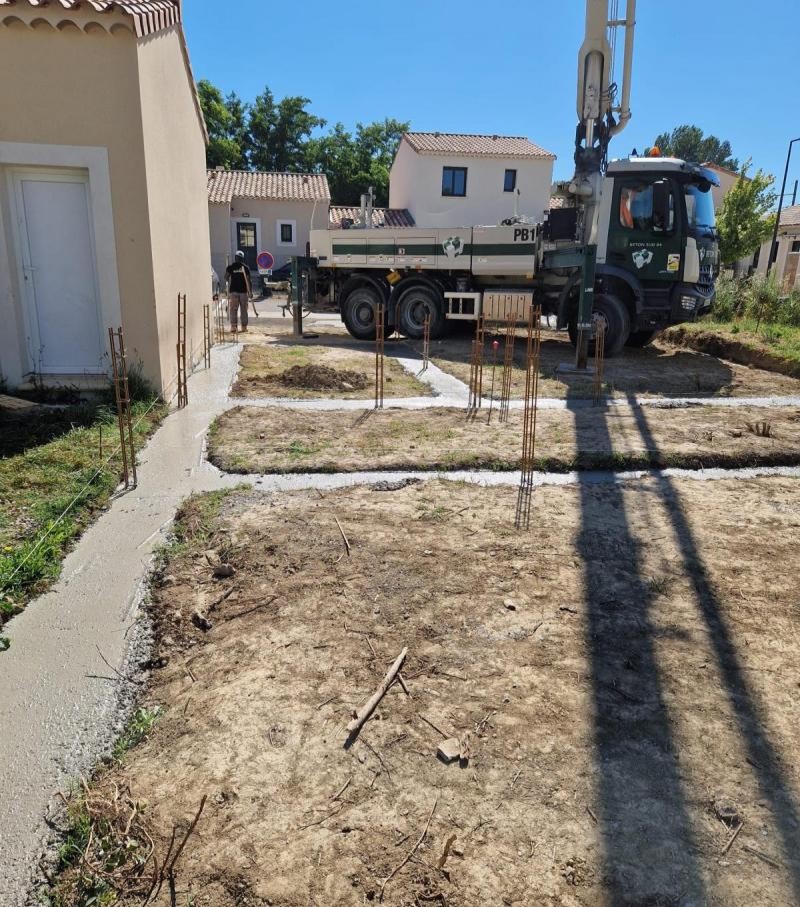 Fondations et armatures au démarrage d’une maison neuve à Sauveterre, avec le camion toupie
