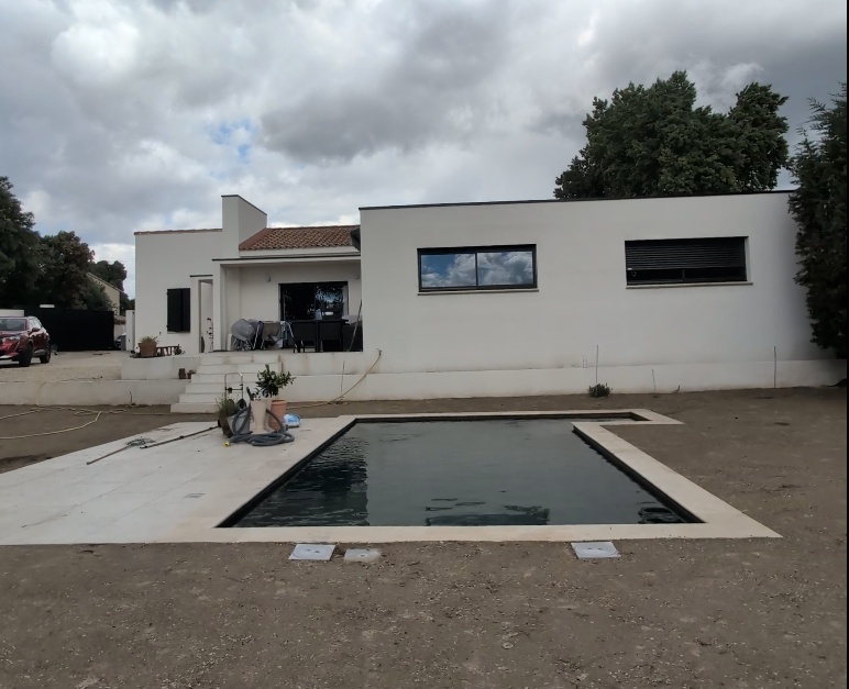 Maison rénovée avec piscine aux Angles Gard - Olea Habitat