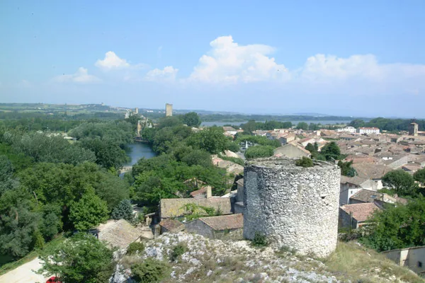 Vue sur le village de Roquemaure, sa tour et la vallée du Rhône