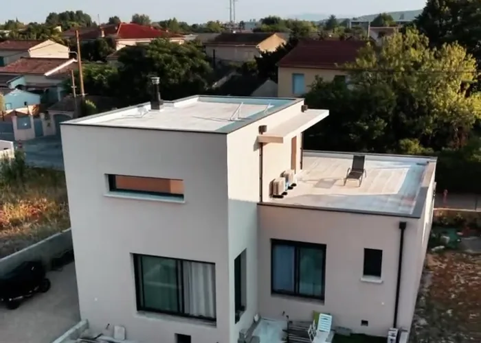Villa contemporaine à toit terrasse de 110 m² à L'Isle-sur-la-Sorgue