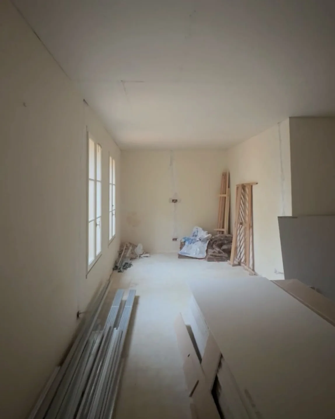 Séjour d’un appartement d’Avignon pendant le chantier, avant les finitions