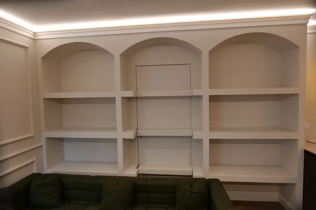 Bibliothèque en arches sur mesure avec porte dissimulée dans l’appartement rénové à Avignon