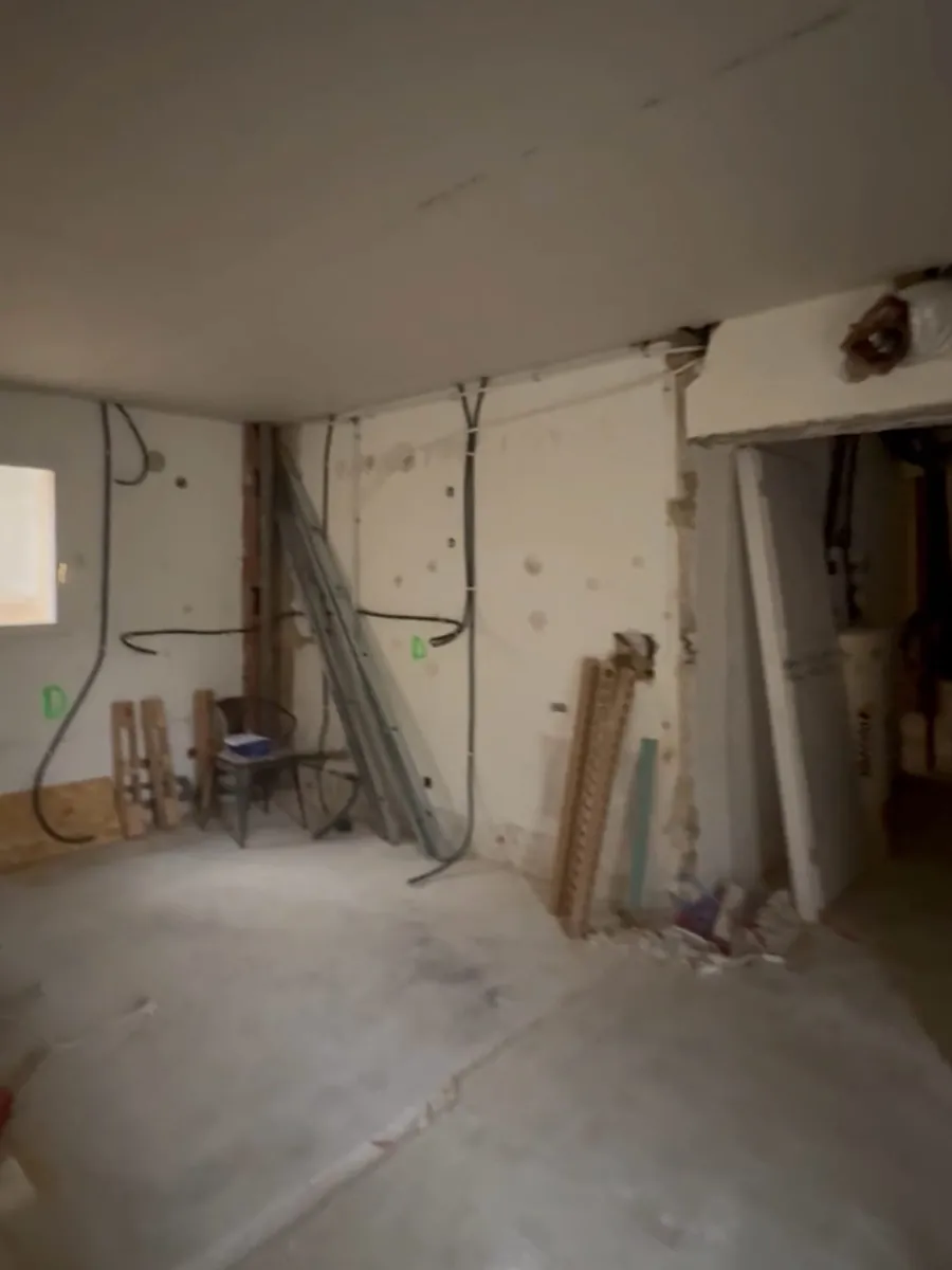 Appartement ancien à Avignon en cours de rénovation, cloisons déposées et réseaux électriques tirés à neuf