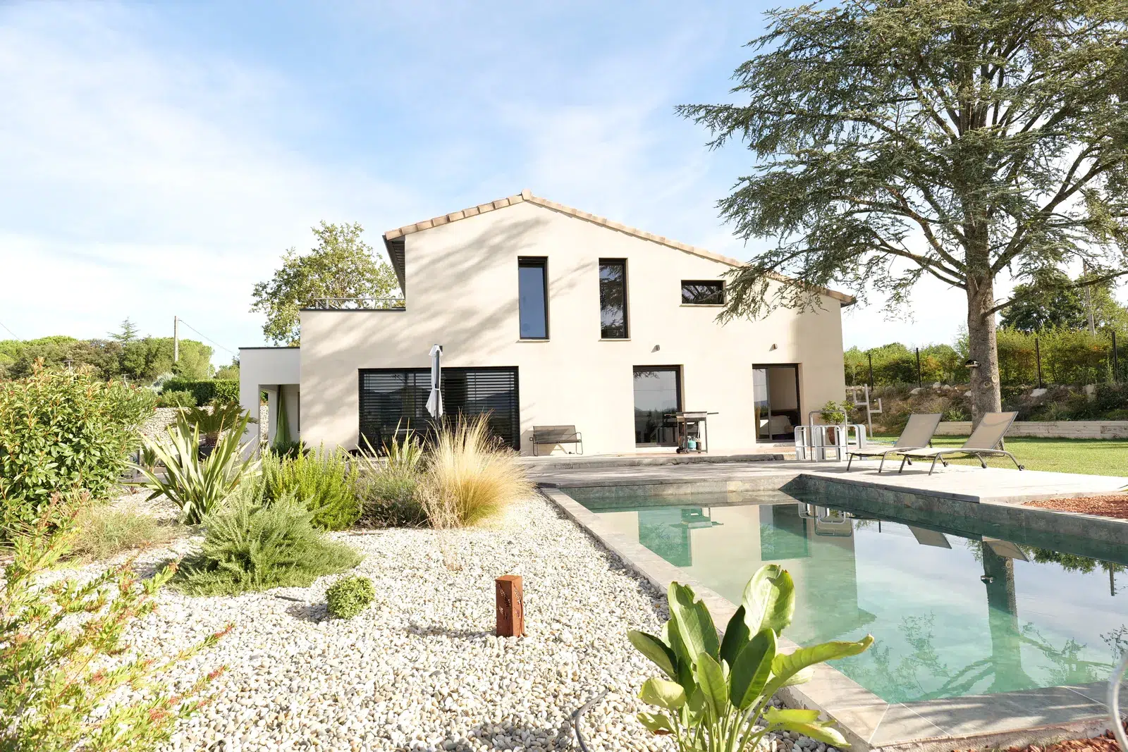 Maison de Vaison-la-Romaine surélevée d’un étage, avec sa piscine