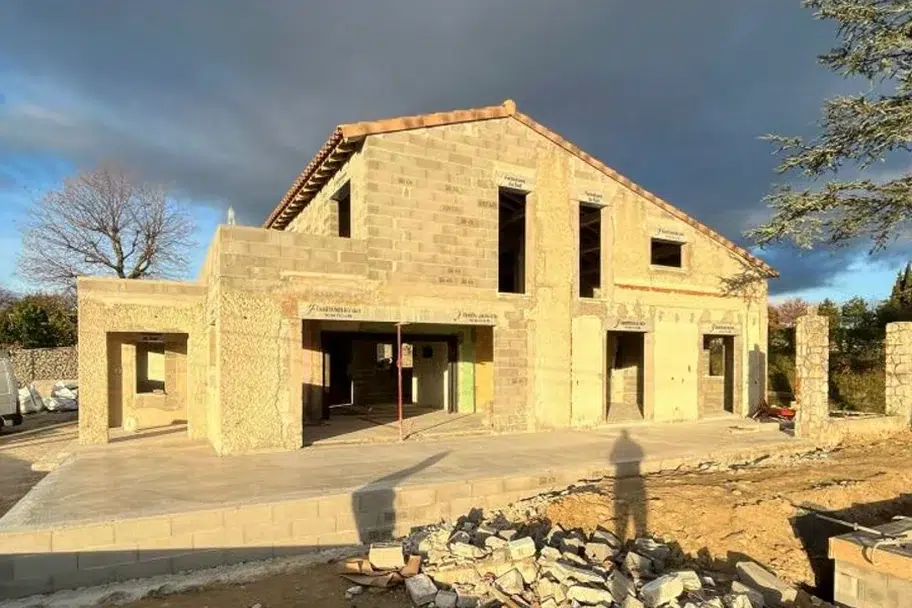 Maison de Vaison-la-Romaine en cours de surélévation, murs de l’étage montés en blocs